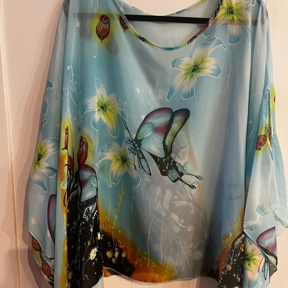 Woman’s sheer butterfly shawl top really good condition top a very versatile